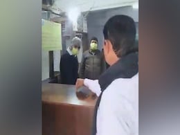 Bihar: युवती का आरोप, 'हिजाब हटाने पर ही बैंक अफसरों ने पैसा देने की बात कही', VIDEO हो रहा वायरल Bihar: युवती का आरोप, 'हिजाब हटाने पर ही बैंक अफसरों ने पैसा देने की बात कही', VIDEO हो रहा वायरल
