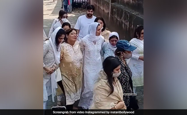 Video: बप्पी लाहिरी की अंतिम क्रिया शुरू, पत्नी और बेटी का रो-रोकर हुआ बुरा हाल