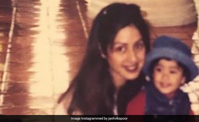 मां श्री देवी को याद कर इमोशनल हुईं बेटियां, जाह्नवी-खुशी ने शेयर की अनदेखी तस्वीर