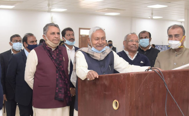 नीतीश कुमार को आखिर क्यों बोलना पड़ा कि उनकी पार्टी में एकजुट हैं सब? नीतीश कुमार को आखिर क्यों बोलना पड़ा कि उनकी पार्टी में एकजुट हैं सब?