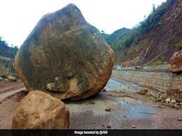 1 Dead, Several Shops Damaged In Landslide In Jammu-Kashmir 1 Dead, Several Shops Damaged In Landslide In Jammu-Kashmir