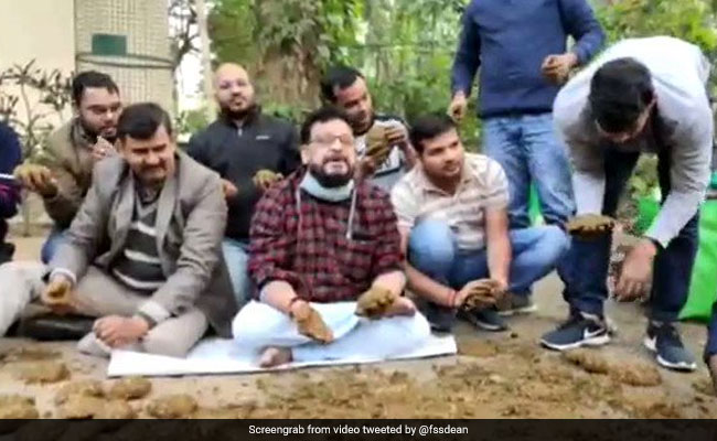 BHU के प्रोफेसर दे रहे गोबर से उपले बनाने की ट्रेनिंग, वायरल हुआ Video, लोगों ने दिए मज़ेदार रिएक्शन