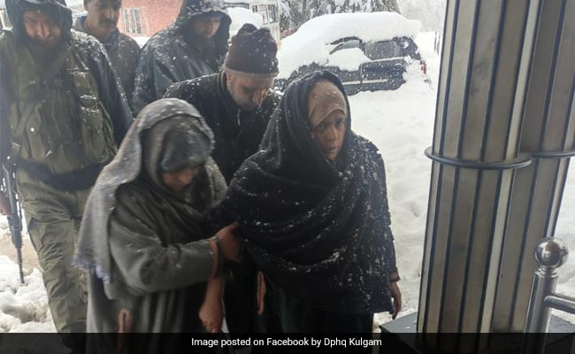 J&K Police Help Pregnant Woman, Stranded In Snowfall, Reach Hospital