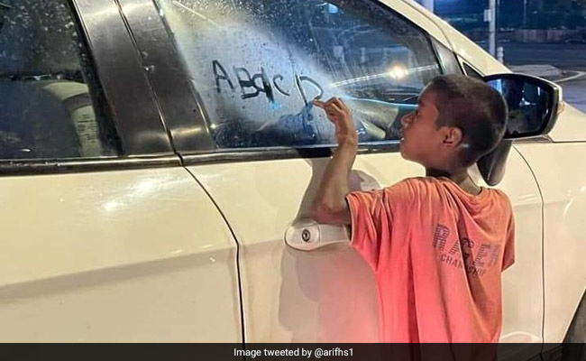 "जिन्हें शिक्षा प्राप्त करने की चाह होती है, वे जगह और वक्त नहीं देखते", वायरल हो रही है ये तस्वीर