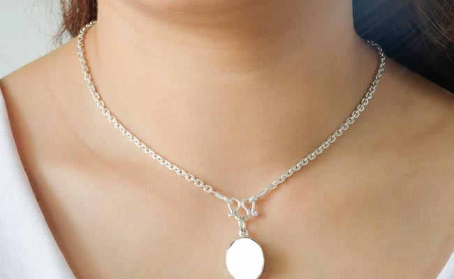 These Dainty Chains Are All That You Need To Make A Style Statement