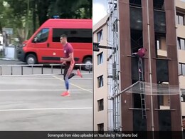 सुपरहीरो की तरह तीन मंजिला बिल्डिंग पर चढ़ा शख्स, वीडियो देख आप भी रह जाएंगे दंग सुपरहीरो की तरह तीन मंजिला बिल्डिंग पर चढ़ा शख्स, वीडियो देख आप भी रह जाएंगे दंग