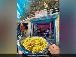 आनंद महिंद्रा ने शेयर की ''हिन्दुस्तान की आख़िरी दुकान' की तस्वीर, कहा- ये बेशकीमती तस्वीर है आनंद महिंद्रा ने शेयर की ''हिन्दुस्तान की आख़िरी दुकान' की तस्वीर, कहा- ये बेशकीमती तस्वीर है