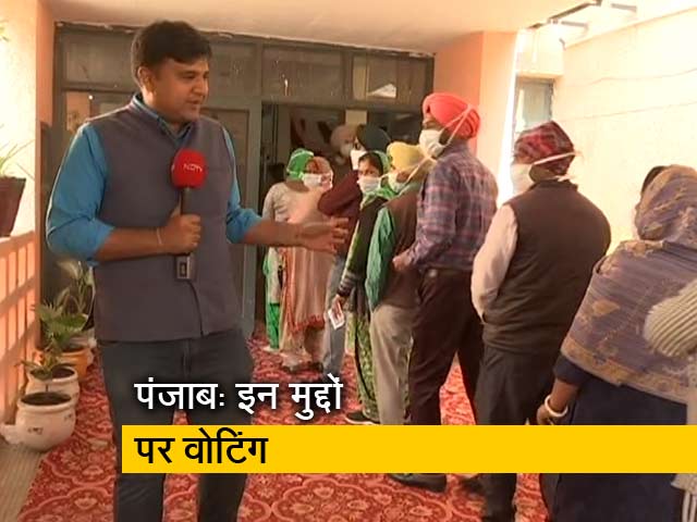 पंजाब चुनाव: एक ही लाइन में लगे नजर आए महिला- पुरुष,  बताया किन मुद्दों पर देने आए हैं वोट