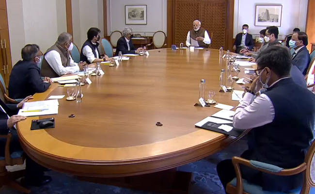 "लोकलुभावन योजनाएं डुबो सकती हैं आर्थिक नैया, श्रीलंका जैसे हो सकते हैं हालात", PM मोदी से बोले ब्यूरोक्रेट्स 