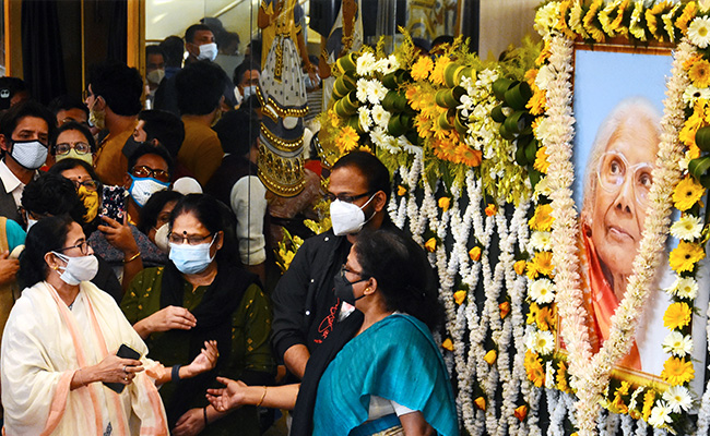 Iconic Bengal Singer Sandhya Mukherjee Cremated With Full State Honours