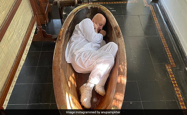 अनुपम खेर ने बाथटब में लेट खिंचवाई तस्वीर, फिर कैप्शन में दिया फैंस को ऐसा शानदार ऑफर कि कमेंट्स की लग गई लाइन