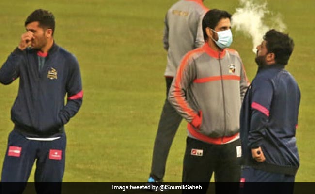 मैदान पर ही सिगरेट पा रहा था अफगानिस्तान का यह धाकड़ बल्लेबाज, मैच रेफरी ने लगा दी 'क्लास'