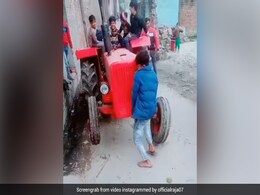 छोटे बच्चे ने देखते ही देखते हाथों से उठा दिया ट्रैक्टर, Video देख उड़ा लोगों का होश छोटे बच्चे ने देखते ही देखते हाथों से उठा दिया ट्रैक्टर, Video देख उड़ा लोगों का होश