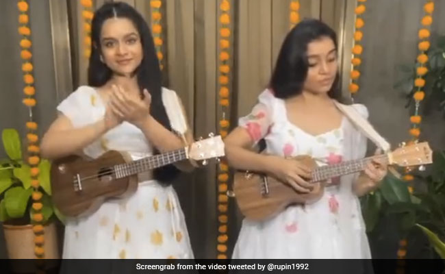 बहनों ने गिटार की धुन पर गाया ‘मधुबन में जो कन्हैया’ गाना, सुनकर मंत्रमुग्ध हुए लोग, बोले- अद्भुत जुगलबंदी