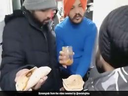यूक्रेन में फंसे छात्रों की कुछ इस तरह मदद कर रहा ये शख्स, खाना खिलाने के लिए ट्रेन में चलाया लंगर - देखें Video यूक्रेन में फंसे छात्रों की कुछ इस तरह मदद कर रहा ये शख्स, खाना खिलाने के लिए ट्रेन में चलाया लंगर - देखें Video