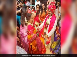 पुष्पा के ‘उ अंतवा’ आइटम सॉन्ग पर दूल्हा-दुल्हन ने किया धमाकेदार डांस, लोग बोले- गजब की एनर्जी है पुष्पा के ‘उ अंतवा’ आइटम सॉन्ग पर दूल्हा-दुल्हन ने किया धमाकेदार डांस, लोग बोले- गजब की एनर्जी है