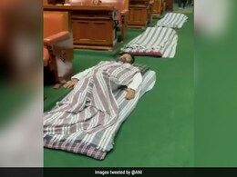 कर्नाटक: तिरंगे पर बयान को लेकर नहीं थम रहा विवाद, कांग्रेस विधायकों ने विधानसभा में गुजारी रात कर्नाटक: तिरंगे पर बयान को लेकर नहीं थम रहा विवाद, कांग्रेस विधायकों ने विधानसभा में गुजारी रात