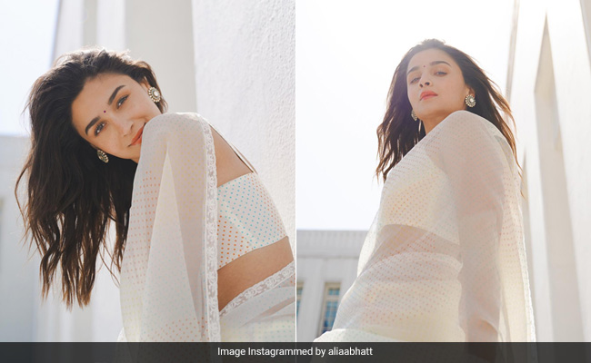Alia Bhatt Can Ditch The Roses In Her Hair, But Not Her Beautiful White <i>Saree</i>
