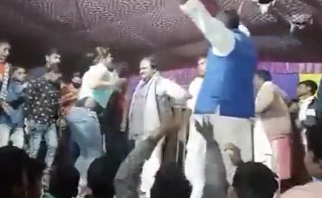 VIDEO: बिहार में 'मुखियाजी' ने बार बालाओं के साथ किया कमरतोड़ डांस, सोशल मीडिया पर हो रही चर्चा