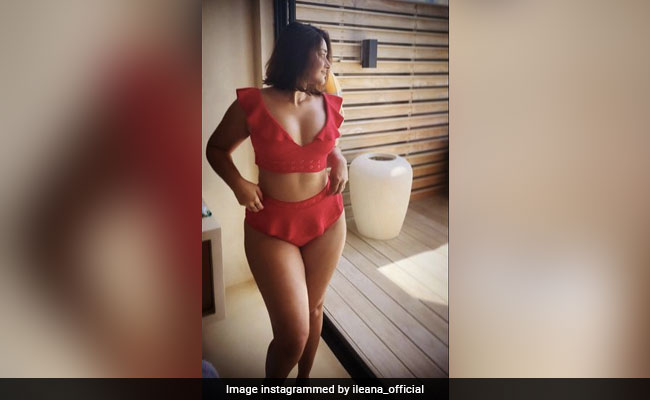 Ileana D'Cruz के बदले लुक को देखकर फैन्स हुए हैरान, रेड टू-पीस में शेयर की PHOTO तो लोग बोले- ये कौन है?