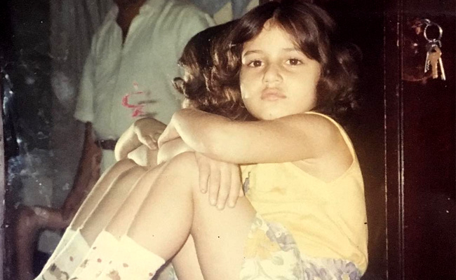 शीशे के सामने उदास बैठकर फोटो खिंचवा रही यह बच्ची आज है टॉप बॉलीवुड एक्ट्रेस, नहीं बताया नाम तो मान लेना हार शीशे के सामने उदास बैठकर फोटो खिंचवा रही यह बच्ची आज है टॉप बॉलीवुड एक्ट्रेस, नहीं बताया नाम तो मान लेना हार