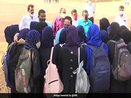 कर्नाटक में हिजाब पहनी छात्राओं को अलग क्लासरूम में बैठाया गया, लेकिन पढ़ाया नहीं कर्नाटक में हिजाब पहनी छात्राओं को अलग क्लासरूम में बैठाया गया, लेकिन पढ़ाया नहीं