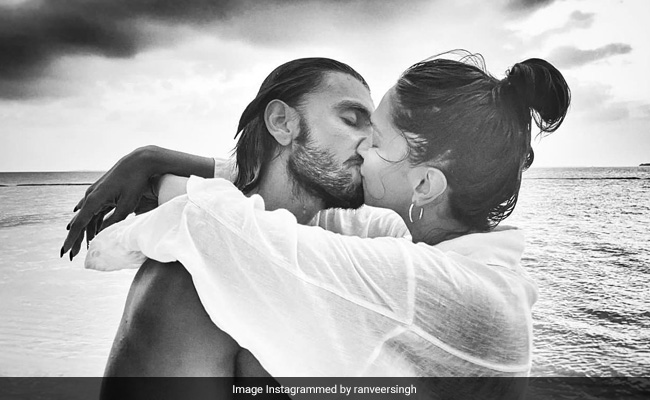 <i>Gehraiyaan</i>: Ranveer Singh Seals His Review Of Deepika Padukone's Performance With A Kiss