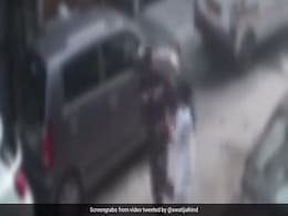 दिल्ली महिला आयोग को मिला लड़की की बेरहमी से पिटाई का VIDEO, नोटिस पर पुलिस ने की कार्रवाई दिल्ली महिला आयोग को मिला लड़की की बेरहमी से पिटाई का VIDEO, नोटिस पर पुलिस ने की कार्रवाई