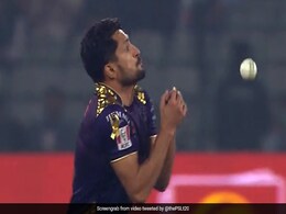 PAK गेंदबाज के हाथ से फिसला कैच लेकिन फिर 'बिजली सी तेजी' दिखाकर बल्लेबाज के उड़ा दिए होश- Video PAK गेंदबाज के हाथ से फिसला कैच लेकिन फिर 'बिजली सी तेजी' दिखाकर बल्लेबाज के उड़ा दिए होश- Video