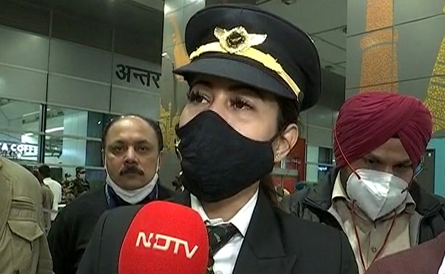 "फ्लाइट हंगरी पहुंची तो बच्चे दूर से..." : यूक्रेन में फंसे 240 छात्रों को लेकर आई फ्लाइट की पायलट