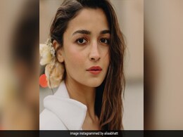 Alia Bhatt ने ऑफ शोल्डर गाउन में बालों में फूल के साथ शेयर कीं PHOTOS,  तो अनुष्का शर्मा ने किया ये कमेंट Alia Bhatt ने ऑफ शोल्डर गाउन में बालों में फूल के साथ शेयर कीं PHOTOS,  तो अनुष्का शर्मा ने किया ये कमेंट