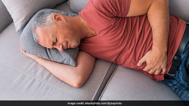 One must stop consuming apple cider vinegar if it's worsening acidity symptoms
