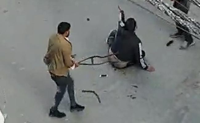 Massive Street Fight With Sticks, Rods In Delhi. They Are Relatives