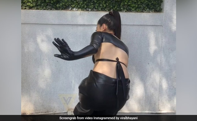 हाई हील में गिरते -गिरते बचीं उर्फी तो फैंस बोले - कोई मदद करे इस बवाली लड़की की