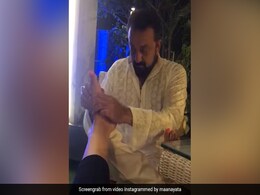 शादी की सालगिरह पर पत्नी मान्यता को फुट मसाज देते दिखे संजय दत्त, वीडियो देख फैन्स बोले- लगे रहो मुन्ना भाई शादी की सालगिरह पर पत्नी मान्यता को फुट मसाज देते दिखे संजय दत्त, वीडियो देख फैन्स बोले- लगे रहो मुन्ना भाई