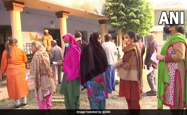 यूपी की तीन सीटों पर उपचुनाव के लिए वोटिंग जारी, मैनपुरी से डिंपल यादव आजमा रही हैं किस्मत