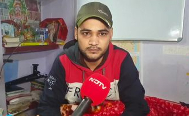 Viral Video: इनके आंसुओं का जिम्मेदार कौन? रेलवे की परीक्षा देने वाले छात्र की मुसीबत