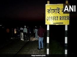 बंगाल में रेलवे ब्रिज पर सेल्फी ने ली 2 युवकों की जान, एक बुरी तरह जख्मी बंगाल में रेलवे ब्रिज पर सेल्फी ने ली 2 युवकों की जान, एक बुरी तरह जख्मी