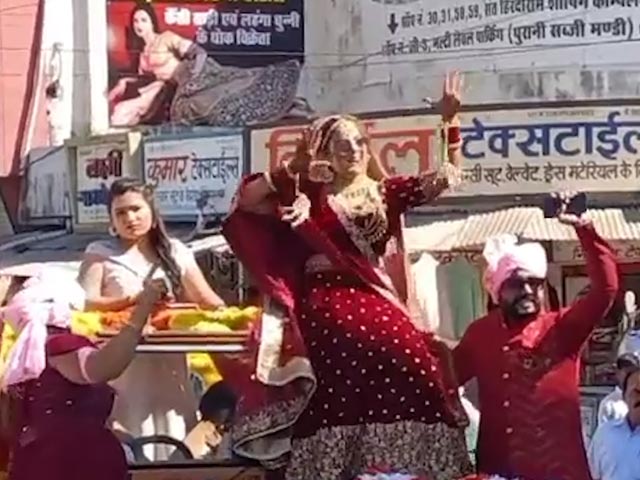जीप के बोनट पर निकली दुल्हन की 'बारात' हुई वायरल