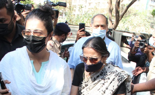Kajol, Tanuja, Rakesh Roshan And Others Visit Bappi Lahiri's House