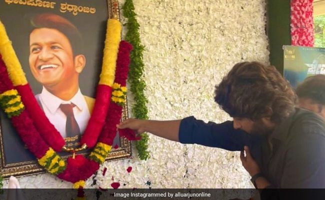 Allu Arjun Visits Puneeth Rajkumar's Family, Pays Tribute To Late Actor