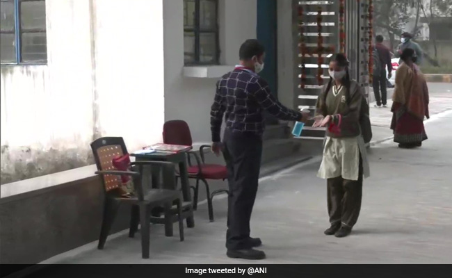Delhi school News: बुधवार से ही पूरी तरह ऑफलाइन मोड में शुरू हों कक्षाएं, स्कूलों के संघ ने LG से किया आग्रह