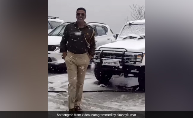 Walking Through Snow, Akshay Kumar Is "Grateful" For His Job