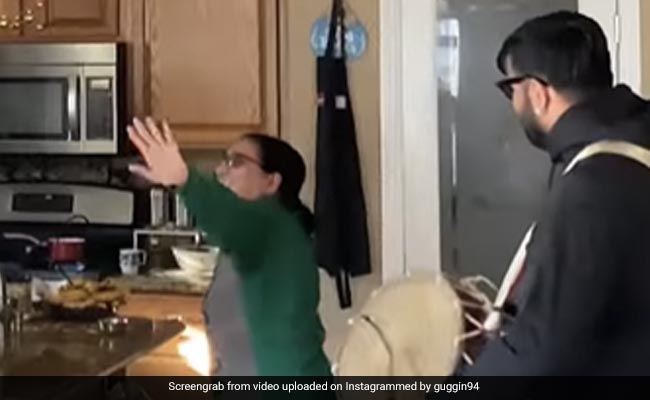 मां खाना बना रही थी, जैसे ही सुनी ढोल की आवाज़, किचन में ही करने लगी भांगड़ा - देखें Viral Video