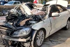 Mercedes Rams Truck On Delhi Flyover, 2 Dead, 3 In ICU Mercedes Rams Truck On Delhi Flyover, 2 Dead, 3 In ICU