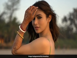 Mouni Roy ने हाथों में मेहंदी के साथ बीच किनारे से शेयर कीं तस्वीरें, BFF बोलीं- शादी के बाद की पहली शाम... Mouni Roy ने हाथों में मेहंदी के साथ बीच किनारे से शेयर कीं तस्वीरें, BFF बोलीं- शादी के बाद की पहली शाम...