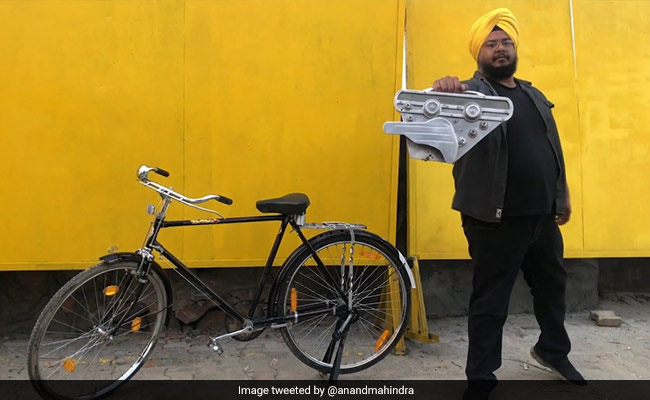 शख्स ने साइकिल को चंद मिनट में बनाया इलेक्ट्रिक बाइक, आनंद महिंद्रा ने तारीफ कर कही ये बात