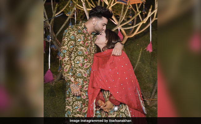 Inside Afsana Khan- Saajz's <i>Mehendi</i>