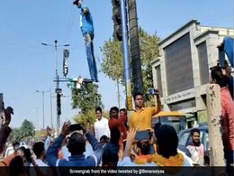 Valentine's Day का विरोध: आगरा में 'वैलेन्टाइन' को जमकर पीटा, फिर लटका दिया सूली पर Valentine's Day का विरोध: आगरा में 'वैलेन्टाइन' को जमकर पीटा, फिर लटका दिया सूली पर