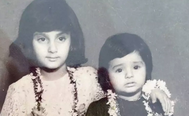 गले में माला पहन ब्लैक फ्रॉक में बहन के साथ दिख रही इस मेगा स्टार को पहचानने में दिग्गज हुए फेल, दिमाग पर जोर डालना बेकार है